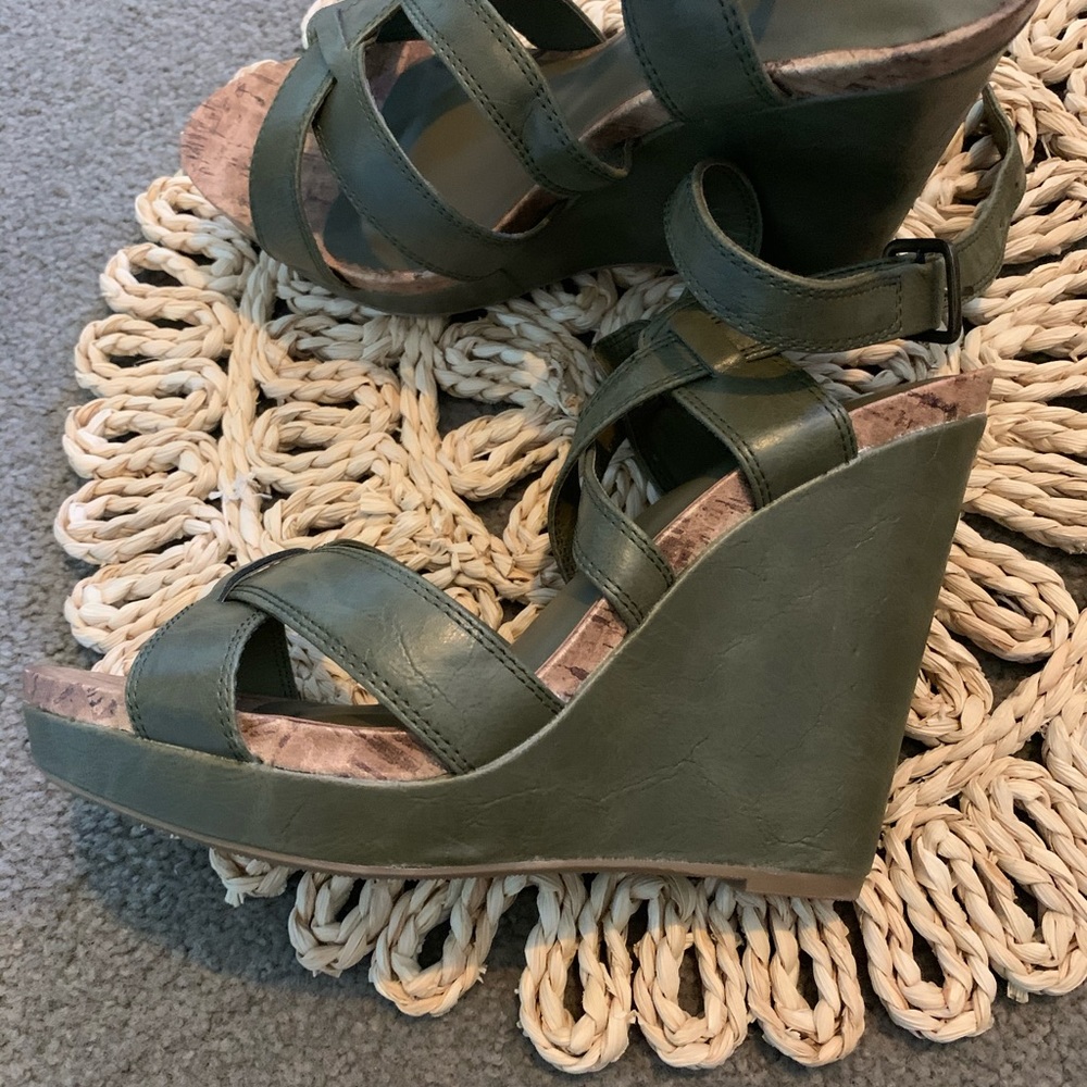 ❤️super cute army green wedges